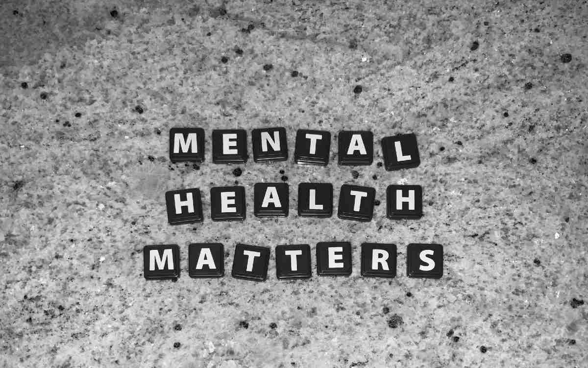 Steine auf Boden mit Schriftzug Mental Heath Matters