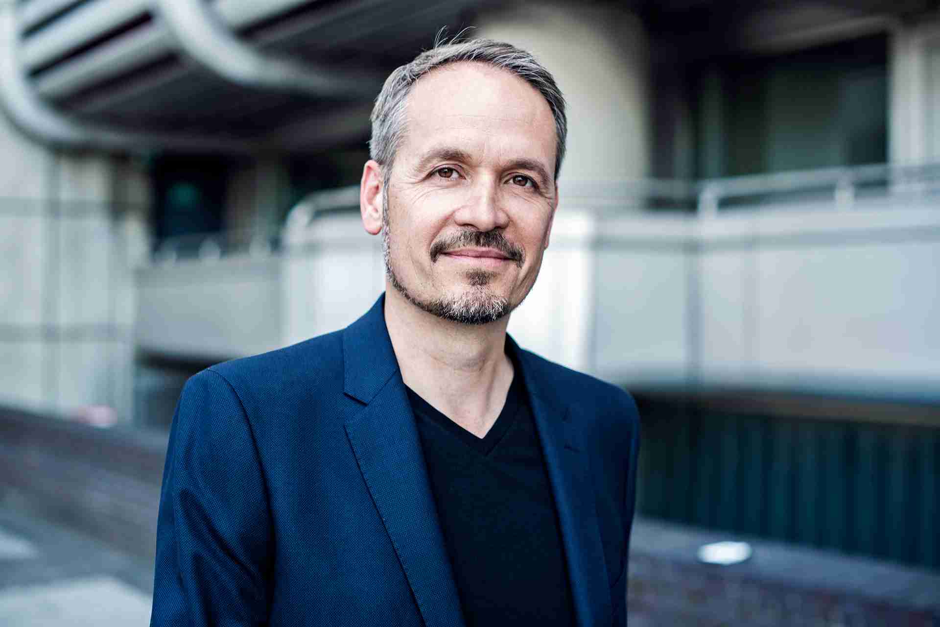 Robert Stulle im blauen Sacko vor seinem Kurs Konfliktmanagement