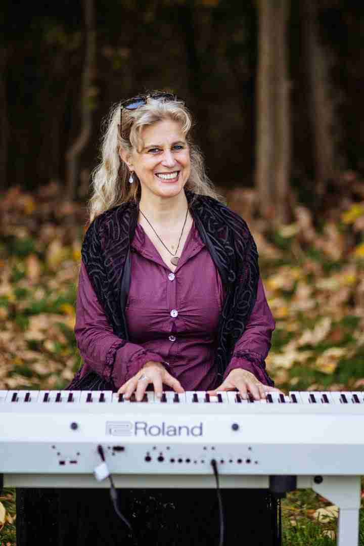 Anja Schwarze-Janka Porträt am Keyboard spielend