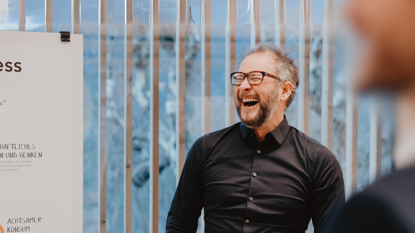 Johannes Narbeshuber lachend bei Training Mindful Leadership