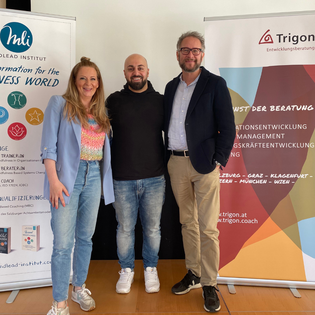 Esther und Johannes Narbeshuber mit Ali Mahlodji in der Mitte vor MLI und Trigon Roll-ups