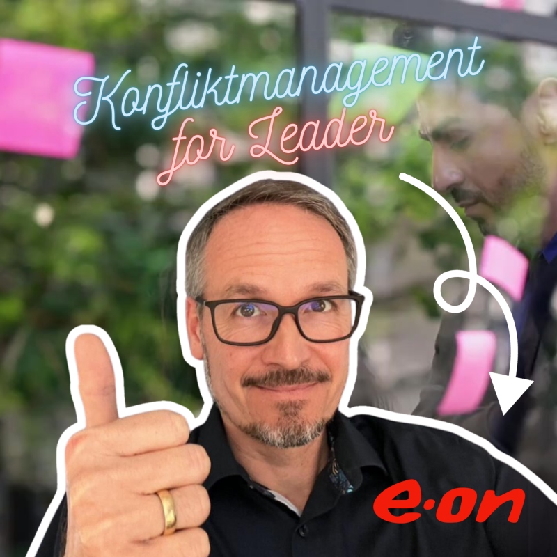 Trainer mti Daumen Hoch vor Training Konfliktmanagement bei E.ON