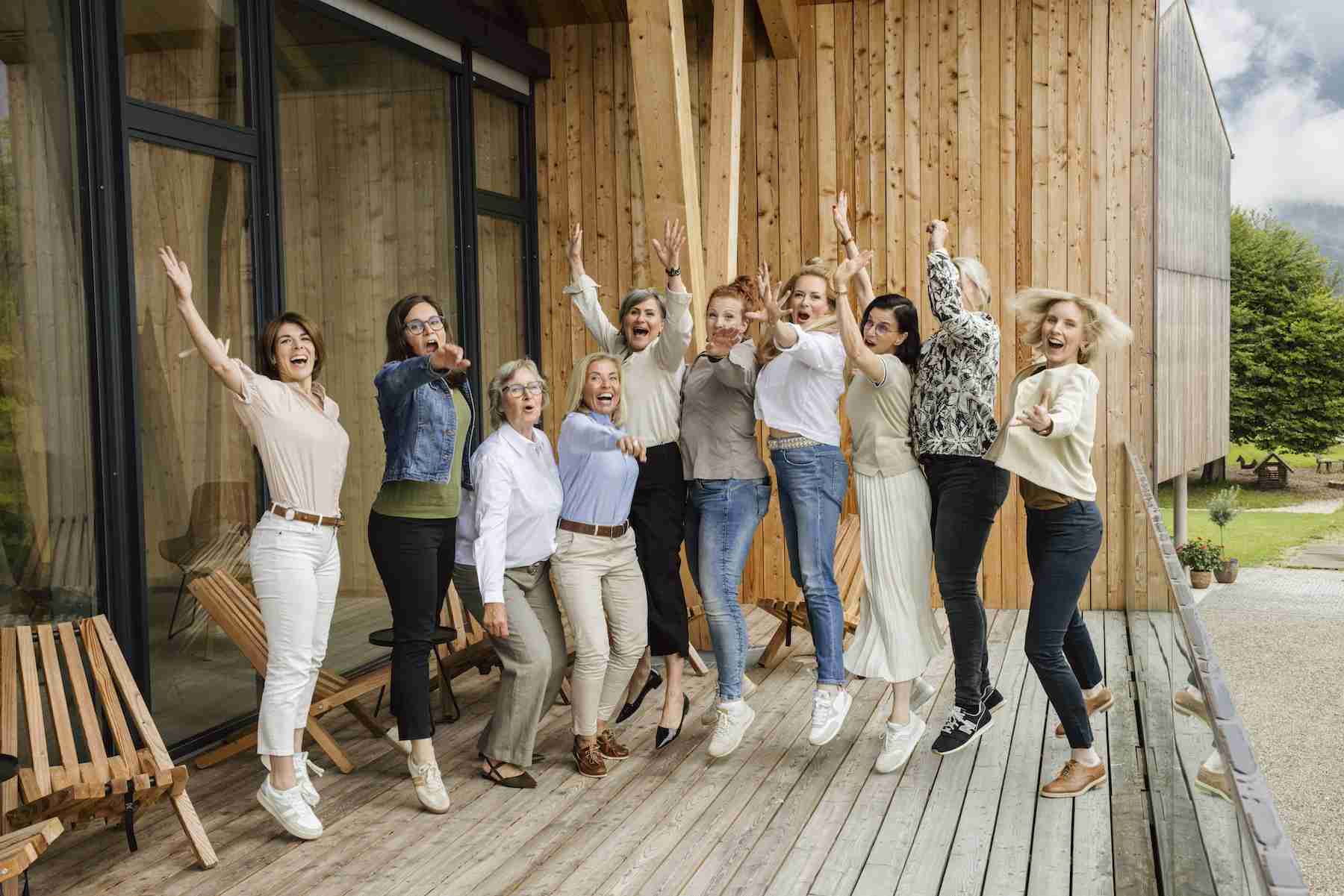 Mentoring-Gruppe Mentoring-Gruppenbild Teilnehmer:innen springen