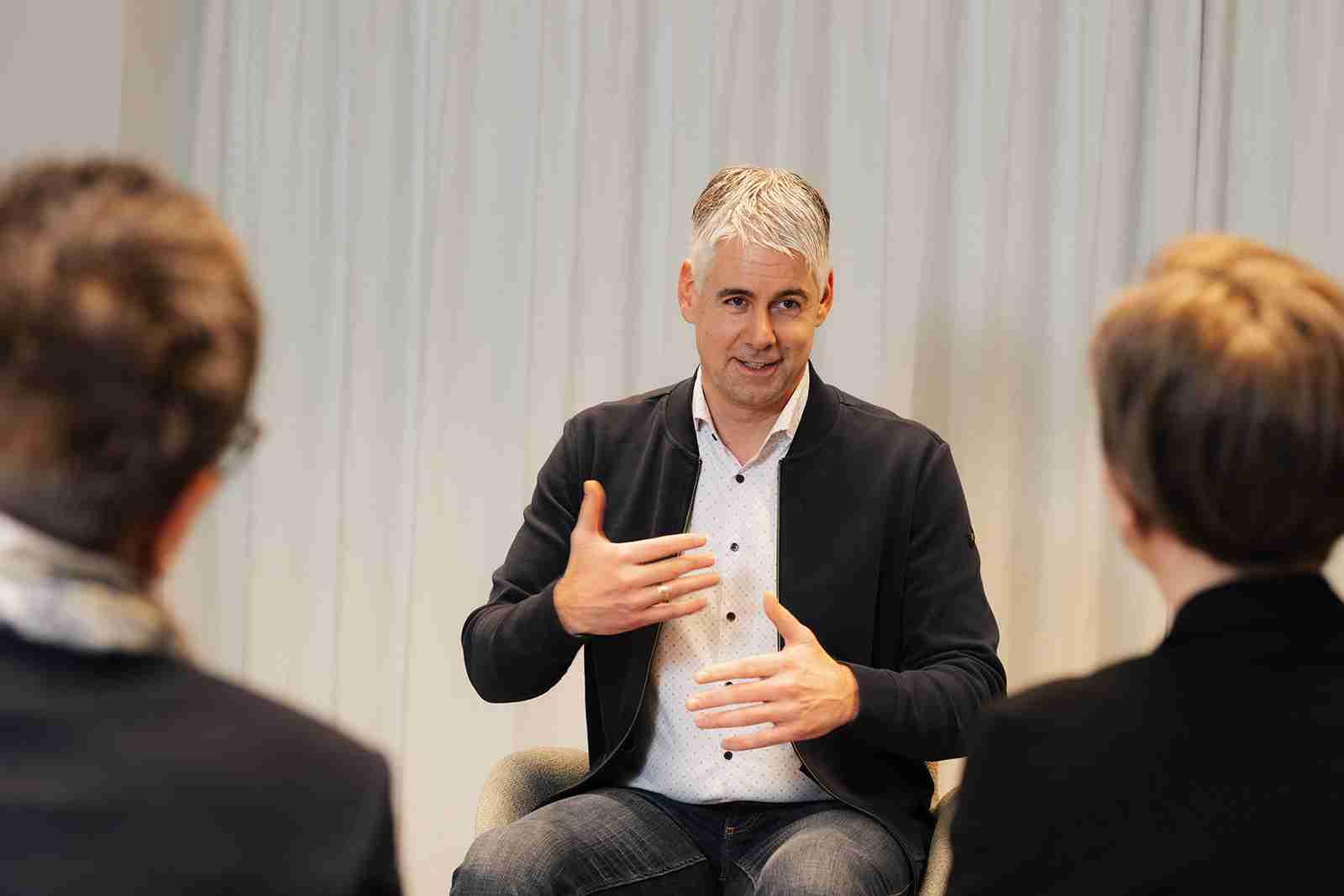 Führungskraft gestikulierend im Kurs Leadership