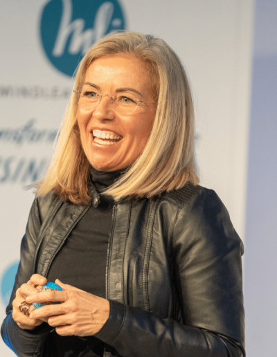 Trainerin lachend zum Thema PERMA Leadership und Führung