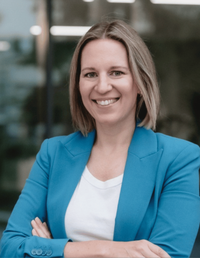 Elisabeth Vesten im blauen Blazer als Trainerin zum Thema Führungskräfeentwicklung und Führungstrainings