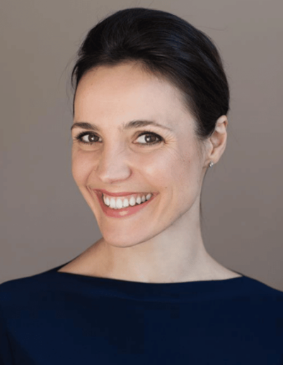 Barbara Riedenbauer Trainerin lächelnd bei ihrem Vortrag zum Thema Konfliktmanagement