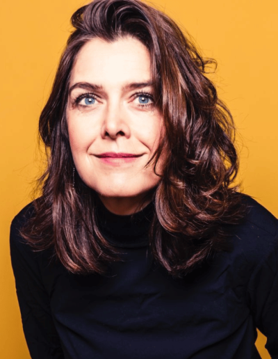 Nicole Prieller PWC vor gelber Wand bei ihrem Vortrag zum Thema AI