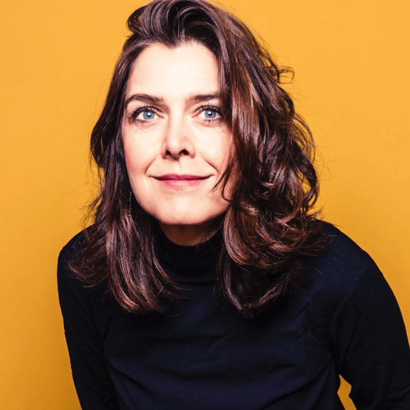 Nicole Prieller PWC vor gelber Wand bei ihrem Vortrag zum Thema AI