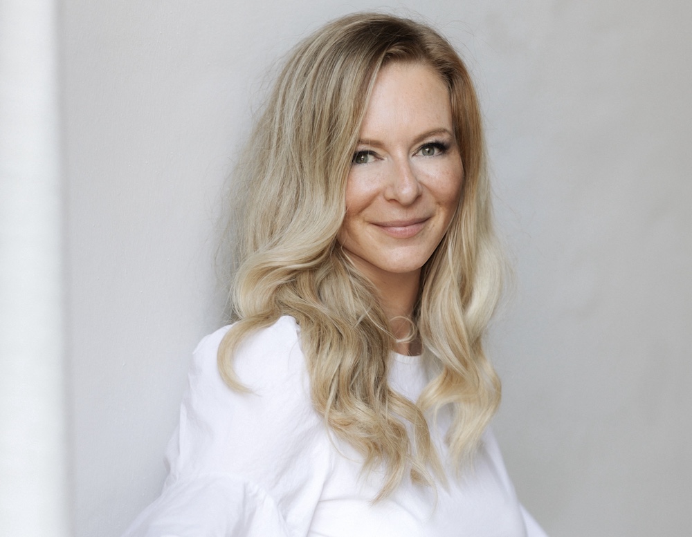 Esther lachend Garten