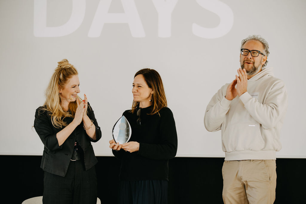 Überreichung des Rhize Up Awards 2026 an Dr. Britta Hölzel durch Esther und Johannes Narbeshuber