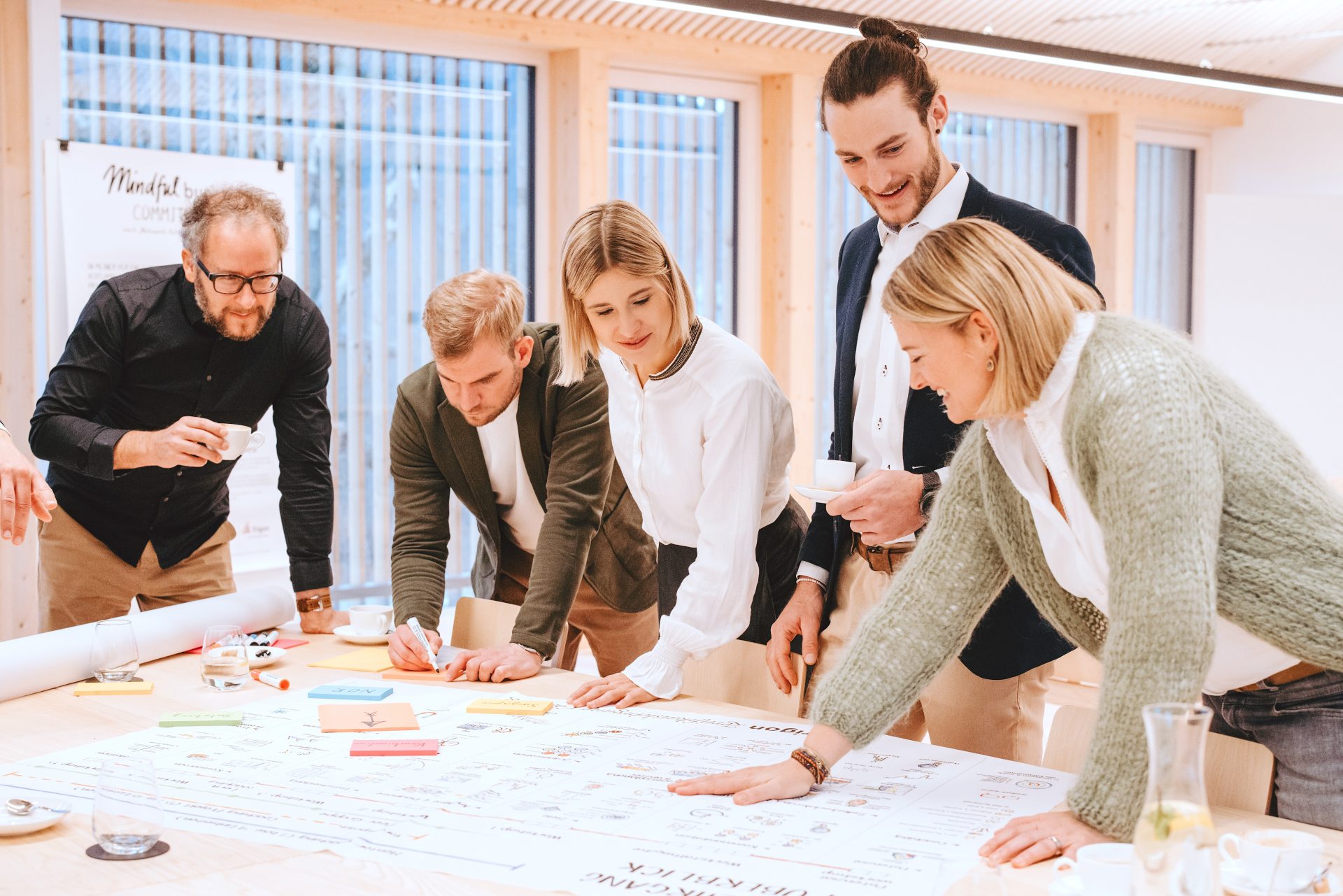 Arbeitssituation-3-c-anna-fichtner-scaled Mentoring-Gruppenbild Teilnehmer:innen springen Masterclass