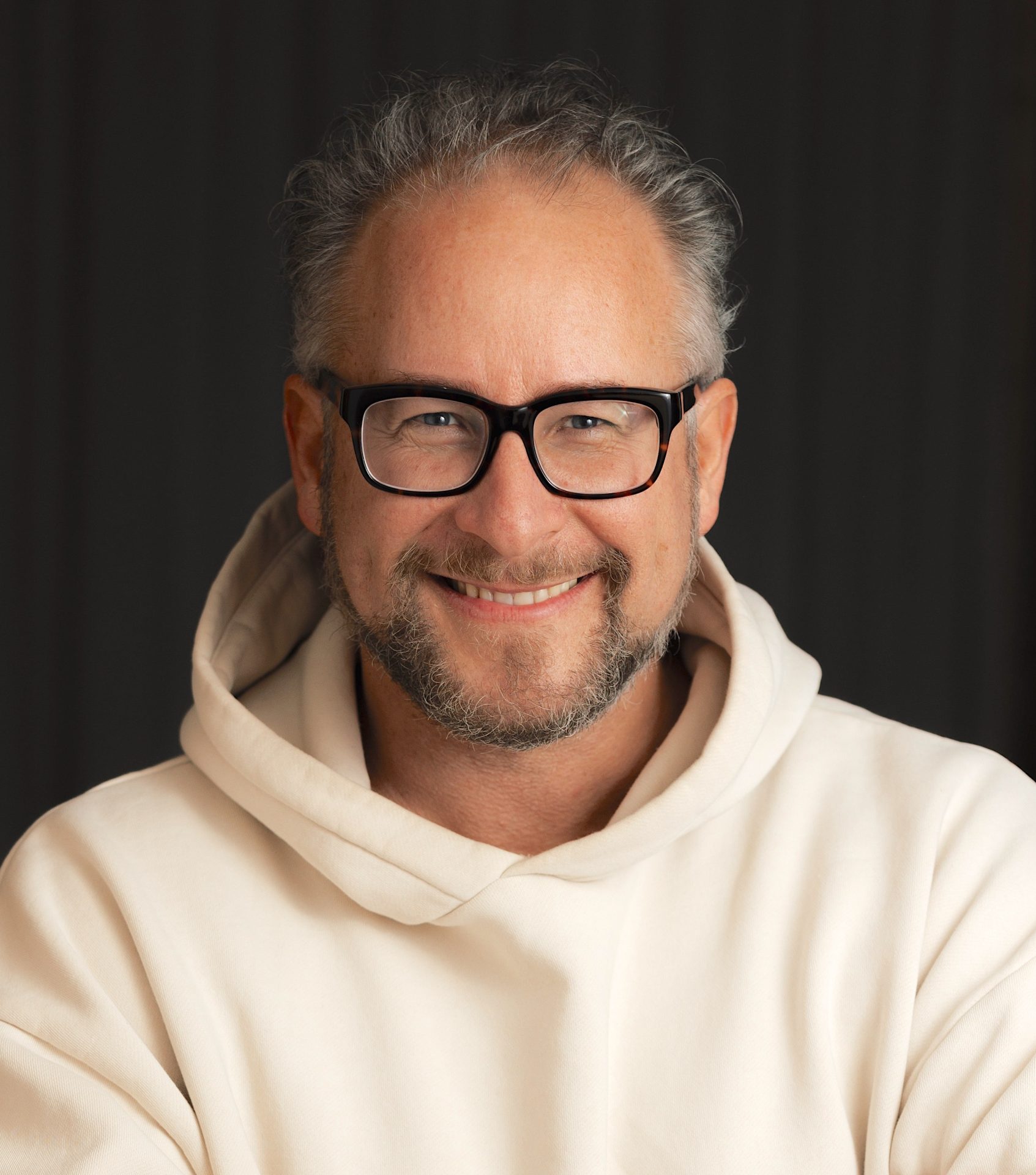 JN-Hoody-2025-Brustbild-ohne-Arme-scaled Johannes Narbeshuber in weißem Kapuzenpulli als Lehrgangstraier für Mental health First Aider