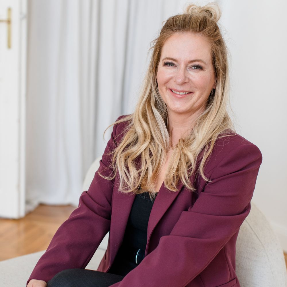 Esther Narbeshuber - Mentorin Masterclass Selbständigkeit - Porträt mit weinrotem Blazer