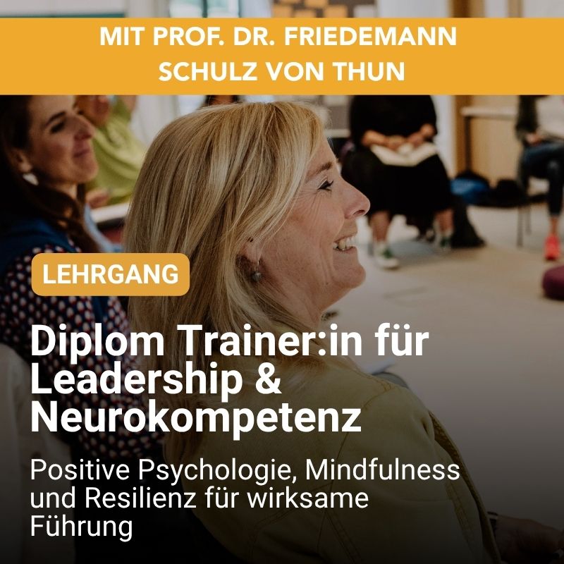 Diplomlehrgang Leadership und Neurokompetenz Lächelnde Teilnehmerin im Lehrgang "Diplom Trainer:in für Leadership & Neurokompetenz mit Prof. Dr. Friedemann Schulz von Thun